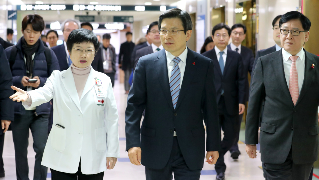 Acting President and Prime Minister Hwang Kyo-ahn visits a hospital (Yonhap)