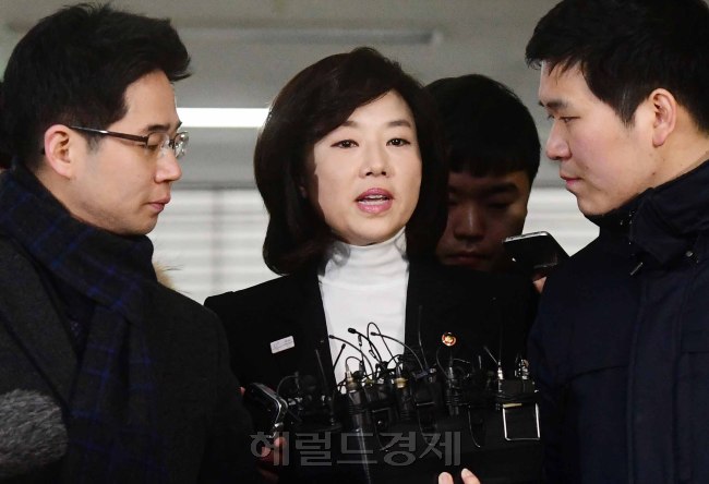 박근혜 정부의 문화·예술계 '블랙리스트' 작성을 주도한 혐의로 17일 박영수 특별검사팀에 소환된 조윤선 문화체육관광부 장관은 "진실이 특검 조사에서 밝혀지기를기대한다"고 말했다. <br /><br />조 장관은 이날 오전 9시 15분께 특검팀 사무실이 있는 강남구 대치동 D 빌딩에 도착해 '블랙리스트 작성과 관리에 전혀 관여한 적이 없는가'라는 취재진의 질문에 "오늘 특검 조사에 성실히 임하겠다"며 이같이 답했다.<br />정희조 기자/checho@heraldcorp.com  170117
박근혜 정부의 문화·예술계 '블랙리스트' 작성을 주도한 혐의로 17일 박영수 특별검사팀에 소환된 조윤선 문화체육관광부 장관은 "진실이 특검 조사에서 밝혀지기를기대한다"고 말했다.
조 장관은 이날 오전 9시 15분께 특검팀 사무실이 있는 강남구 대치동 D 빌딩에 도착해 '블랙리스트 작성과 관리에 전혀 관여한 적이 없는가'라는 취재진의 질문에 "오늘 특검 조사에 성실히 임하겠다"며 이같이 답했다.
정희조 기자/checho@heraldcorp.com  170117
