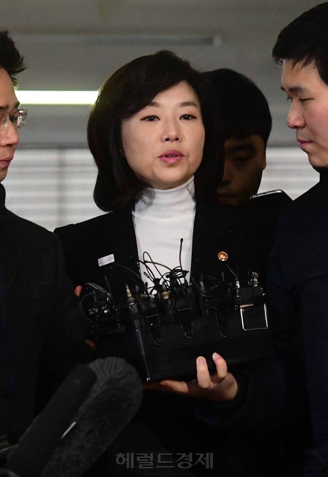 박근혜 정부의 문화·예술계 '블랙리스트' 작성을 주도한 혐의로 17일 박영수 특별검사팀에 소환된 조윤선 문화체육관광부 장관은 "진실이 특검 조사에서 밝혀지기를기대한다"고 말했다. <br /><br />조 장관은 이날 오전 9시 15분께 특검팀 사무실이 있는 강남구 대치동 D 빌딩에 도착해 '블랙리스트 작성과 관리에 전혀 관여한 적이 없는가'라는 취재진의 질문에 "오늘 특검 조사에 성실히 임하겠다"며 이같이 답했다.<br />정희조 기자/checho@heraldcorp.com  170117
박근혜 정부의 문화·예술계 '블랙리스트' 작성을 주도한 혐의로 17일 박영수 특별검사팀에 소환된 조윤선 문화체육관광부 장관은 "진실이 특검 조사에서 밝혀지기를기대한다"고 말했다.
조 장관은 이날 오전 9시 15분께 특검팀 사무실이 있는 강남구 대치동 D 빌딩에 도착해 '블랙리스트 작성과 관리에 전혀 관여한 적이 없는가'라는 취재진의 질문에 "오늘 특검 조사에 성실히 임하겠다"며 이같이 답했다.
정희조 기자/checho@heraldcorp.com  170117