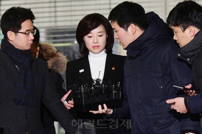 박근혜 정부의 문화·예술계 '블랙리스트' 작성을 주도한 혐의로 17일 박영수 특별검사팀에 소환된 조윤선 문화체육관광부 장관은 "진실이 특검 조사에서 밝혀지기를기대한다"고 말했다. <br /><br />조 장관은 이날 오전 9시 15분께 특검팀 사무실이 있는 강남구 대치동 D 빌딩에 도착해 '블랙리스트 작성과 관리에 전혀 관여한 적이 없는가'라는 취재진의 질문에 "오늘 특검 조사에 성실히 임하겠다"며 이같이 답했다.<br />정희조 기자/checho@heraldcorp.com  170117
박근혜 정부의 문화·예술계 '블랙리스트' 작성을 주도한 혐의로 17일 박영수 특별검사팀에 소환된 조윤선 문화체육관광부 장관은 "진실이 특검 조사에서 밝혀지기를기대한다"고 말했다.
조 장관은 이날 오전 9시 15분께 특검팀 사무실이 있는 강남구 대치동 D 빌딩에 도착해 '블랙리스트 작성과 관리에 전혀 관여한 적이 없는가'라는 취재진의 질문에 "오늘 특검 조사에 성실히 임하겠다"며 이같이 답했다.
정희조 기자/checho@heraldcorp.com  170117