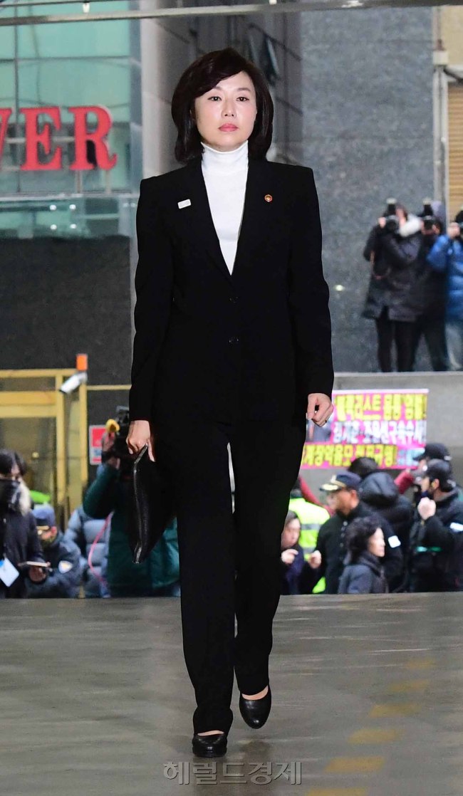 박근혜 정부의 문화·예술계 '블랙리스트' 작성을 주도한 혐의로 17일 박영수 특별검사팀에 소환된 조윤선 문화체육관광부 장관은 "진실이 특검 조사에서 밝혀지기를기대한다"고 말했다. <br /><br />조 장관은 이날 오전 9시 15분께 특검팀 사무실이 있는 강남구 대치동 D 빌딩에 도착해 '블랙리스트 작성과 관리에 전혀 관여한 적이 없는가'라는 취재진의 질문에 "오늘 특검 조사에 성실히 임하겠다"며 이같이 답했다.<br />정희조 기자/checho@heraldcorp.com  170117
박근혜 정부의 문화·예술계 '블랙리스트' 작성을 주도한 혐의로 17일 박영수 특별검사팀에 소환된 조윤선 문화체육관광부 장관은 "진실이 특검 조사에서 밝혀지기를기대한다"고 말했다.
조 장관은 이날 오전 9시 15분께 특검팀 사무실이 있는 강남구 대치동 D 빌딩에 도착해 '블랙리스트 작성과 관리에 전혀 관여한 적이 없는가'라는 취재진의 질문에 "오늘 특검 조사에 성실히 임하겠다"며 이같이 답했다.
정희조 기자/checho@heraldcorp.com  170117