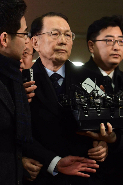 [사진설명=김기춘 전 청와대 비서실장이 17일 오전 서울 대치동 특별검사 사무실에 피의자 신분으로 출석하고 있다. 김 전 실장은 지난 2013년 8월부터 2015년 2월까지 비서실장을 지내며 블랙리스트 작성·관리, 지원 배제 실행의 '총지휘자'라는 의혹을 받고 있다. 정희조 기자/checho@heraldcorp.com]