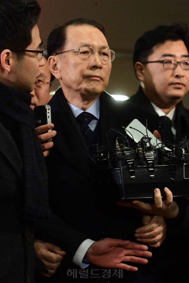 [사진설명=김기춘 전 청와대 비서실장이 17일 오전 서울 대치동 특별검사 사무실에 피의자 신분으로 출석하고 있다. 김 전 실장은 지난 2013년 8월부터 2015년 2월까지 비서실장을 지내며 블랙리스트 작성·관리, 지원 배제 실행의 '총지휘자'라는 의혹을 받고 있다. 정희조 기자/checho@heraldcorp.com]