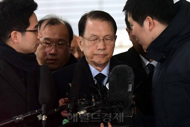 [사진설명=김기춘 전 청와대 비서실장이 17일 오전 서울 대치동 특별검사 사무실에 피의자 신분으로 출석하고 있다. 김 전 실장은 지난 2013년 8월부터 2015년 2월까지 비서실장을 지내며 블랙리스트 작성·관리, 지원 배제 실행의 '총지휘자'라는 의혹을 받고 있다. 정희조 기자/checho@heraldcorp.com]