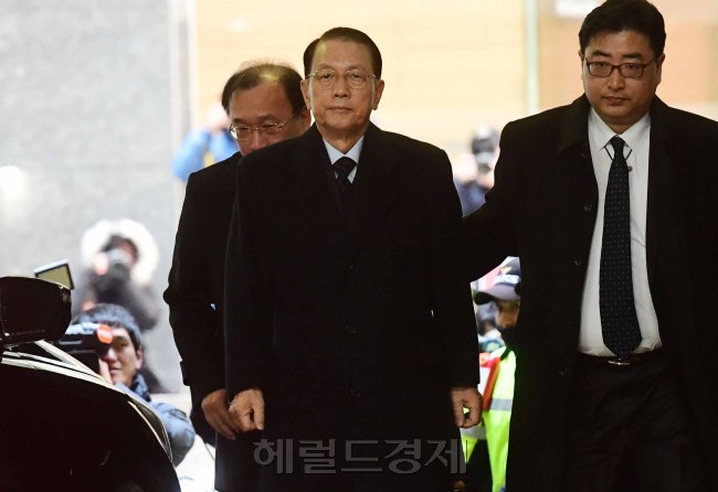 [사진설명=김기춘 전 청와대 비서실장이 17일 오전 서울 대치동 특별검사 사무실에 피의자 신분으로 출석하고 있다. 김 전 실장은 지난 2013년 8월부터 2015년 2월까지 비서실장을 지내며 블랙리스트 작성·관리, 지원 배제 실행의 '총지휘자'라는 의혹을 받고 있다. 정희조 기자/checho@heraldcorp.com]