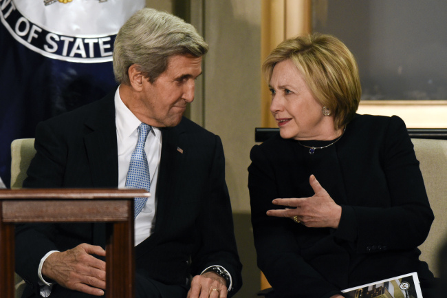 Secretary of State John Kerry (left) and former Secretary of State Hillary Clinton talk at a reception in the State Department in Washington (Yonhap)
