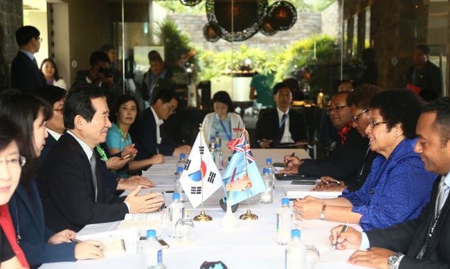 National Assembly Speaker Chung Se-kyun (left) and his counterpart Jiko Luveni and the delegation from Fiji (Yonhap)