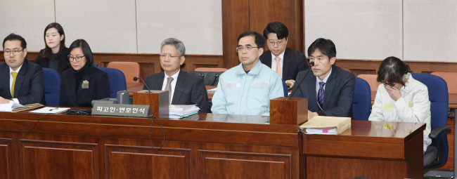 Choi Soon-sil (right) and her niece Jang Si-ho (fifth from right) are seated with their attorneys at a courtroom of the Seoul Central District Court in southern Seoul on Tuesay (Yonhap)