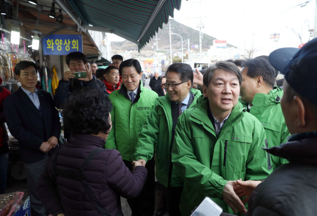 Former chief Rep. Ahn Cheol-soo visits the Yeosu fish market (Yonhap)