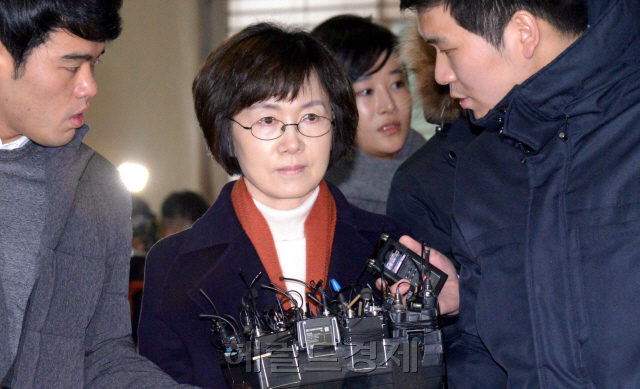 최경희 전 이화여대 총장이 정유라 입학특혜 관련 조사를 받기위해 대치동 특검사무실에 들어서고 있다. <br />정희조 기자/checho@heraldcorp.com  170118