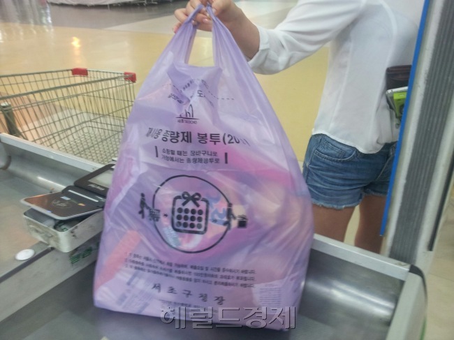 서울시내 한 대형마트에서 소비자가 종량제봉투 비닐봉지를 들고 있다. [사진=헤럴드경제DB]