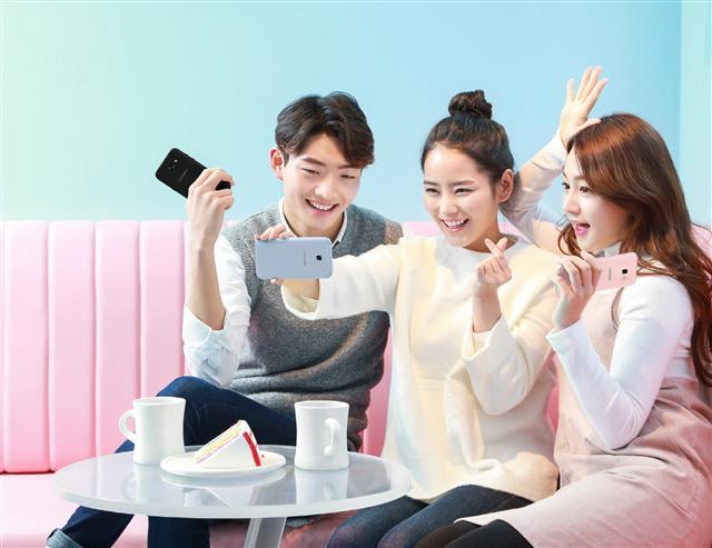 삼성전자는 19일 ‘갤럭시A5’를 출시했다. 갤럭시A5는 보급형폰이면서도 방수방진, 삼성페이 등 프리미엄급 기능과 강화된 카메라 등을 두루 갖췄다.