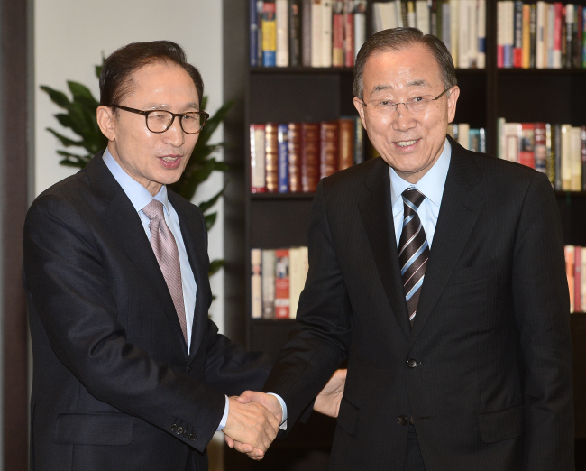 Ex-President Lee Myung-bak (left) and former UN chief Ban Ki-moon shake hands (Yonhap)