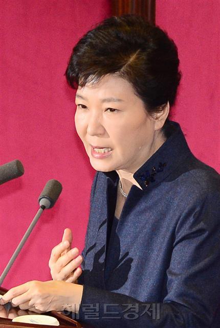 박근혜 대통령이 사용한 차명 휴대전화가 국정농단 사태의 ‘스모킹 건’이 될 지 주목된다. 사진은 지난해 2월16일 국회에서 연설하고 있는 박대통령.  [헤럴드경제DB]