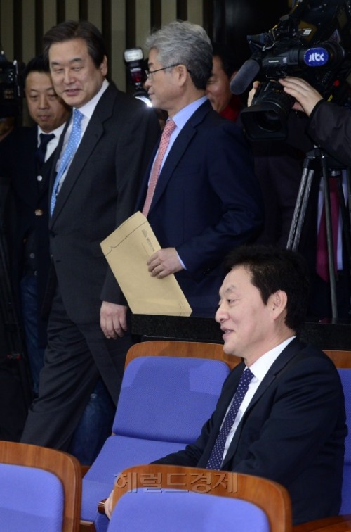 정두언 전 의원이 지난해 2월 서울 여의도 국회에서 열린 새누리당 긴급의원총회에 참석하고 있다. 정 전 의원은 20대 국회에서 낙선했다. [사진=박해묵 기자/mook@heraldcorp.com]