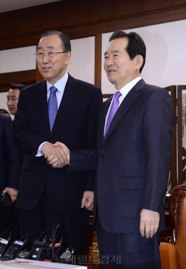 반기문 전 유엔사무총장이 20일 오전 서울 여의도 국회를 찾아 정세균 국회의장을 예방하고 있다. 박해묵 기자/mook@heraldcorp.com
반기문 전 유엔사무총장이 20일 오전 서울 여의도 국회를 찾아 정세균 국회의장을 예방하고 있다. 박해묵 기자/mook@heraldcorp.com
