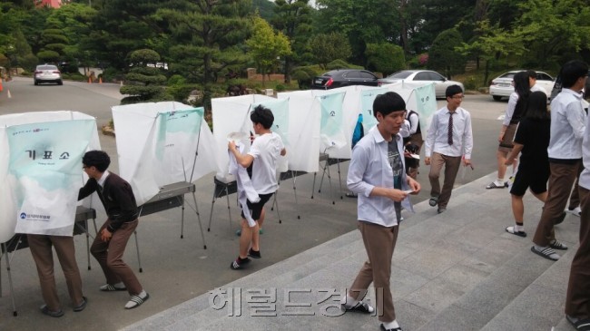 바른정당이 선거연령을 현 만 19세에서 18세로 내리는 법안에 대해 20일 “많은 의원들이 긍정적인 입장을 견지했지만 3분의 2가 찬성해 당론이 된 건 아니다”라며 “4당이 국회 정치개혁특별위원회를 만들어 논의할 것“이라고 밝혔다. [사진=헤럴드경제DB]
