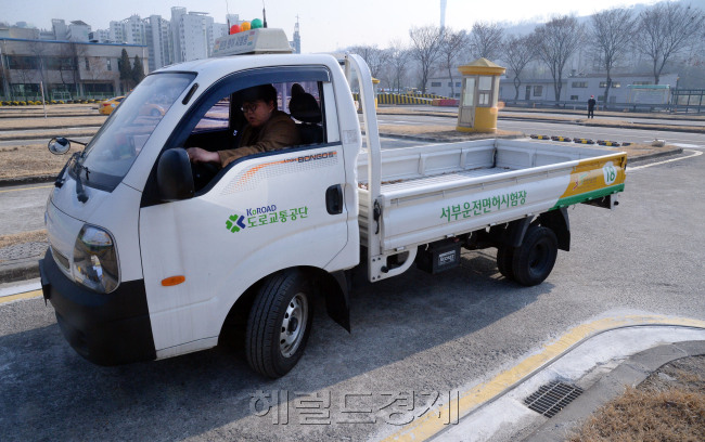 평소 ‘운전 능력자’로 자신해온 운전병 출신의 기자가 서부운전면허 시험장에서 개정된 운전면허 기능시험 체험하고 있다. [사진=안훈 기자/ rosedale@heraldcorp.com]