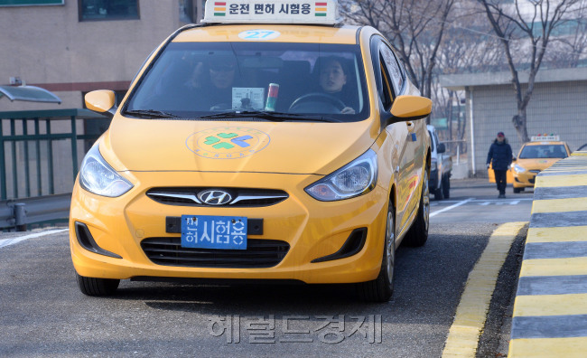 장롱면허 10년의 기자가 기능시험 체험을 하고 있다. 결과는 예상대로 불합격이었다. [사진=안훈 기자/rosedale@heraldcorp.com]