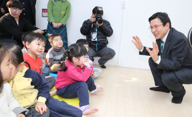 Acting President and Prime Minister Hwang Kyo-ahn visits a daycare center in (Yonhap)