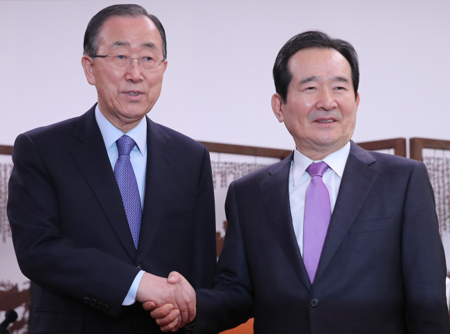 Former UN chief Ban Ki-moon shakes hands with Chung (Yonhap)