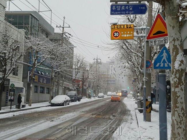 [사진설명=지난 20일 오전 폭설로 빙판길이 된 서울 지역의 한 도로. 이런 길일수록 낙상으로 인한 두부 외상이 일어날 수 있으므로 주의해야 한다. 신상윤 기자/ken@heraldcorp.com]