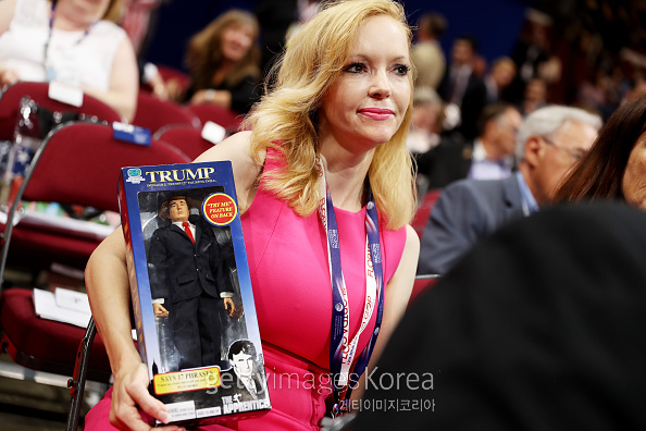 지난해 7월 18일 미국 오하이오주 클리블랜드에서 열린 공화당 전당대회에 참석한 한 여성 대의원이 트럼프 캐릭터 인형을 들고 있다. [사진=게티이미지]