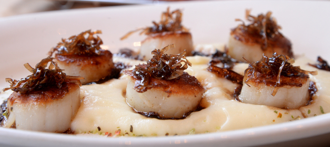 Balsamic glazed seared scallops are served up over a bed of pureed potatoes and topped with strands of chewy squid. (Park Hyun-koo/The Korea Herald)