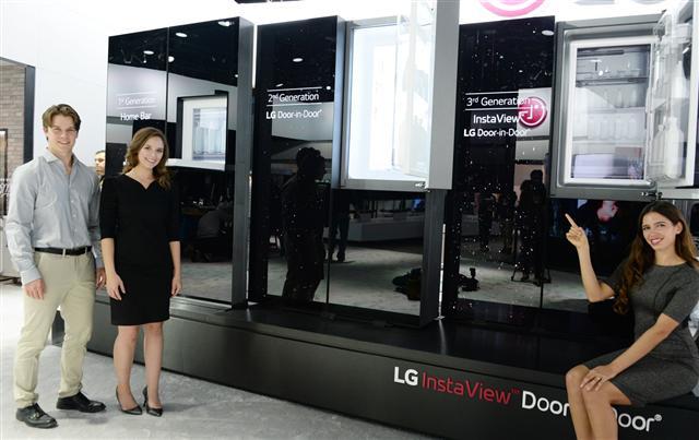 LG전자 모델이 2017년 1월 초 미국 라스베이거스에서 열린 ‘CES 2017’에서 LG 프리미엄 냉장고의 차별화된 기능인 ‘매직스페이스’를 소개하고 있다. [사진제공=LG전자]