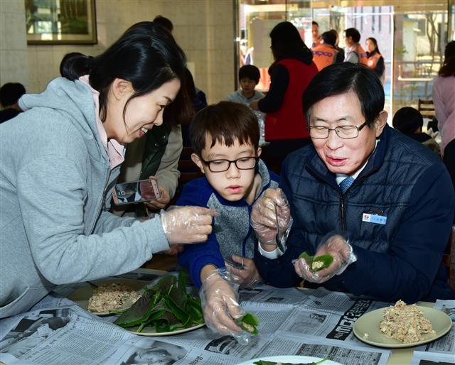 조환익(오른쪽) 한국전력공사 사장이 지난 16일 전남 나주시 아동복지시설 ‘백민원’을 방문,  소외청소년과 설맞이 음식만들기를 하고 있다.   [사진제공=한국전력공사]