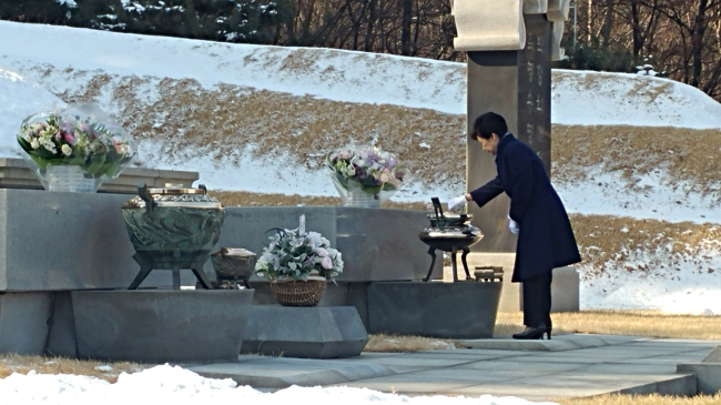 Impeached President Park Geun-hye pays tribute to her parents' graves at Seoul National Cemetery