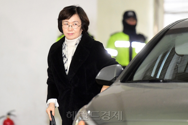 업무방해 혐의로 구속영장이 청구된 최경희 전 이화여대 총장이 영장실질심사에 앞서 24일 오전 서울 대치동 특별검사 사무실에 출석하고 있다. 최 전 총장은 최순실씨의 딸, 정 유라씨의 입시와 학사 비리 전반을 주도한 의혹을 받고 있다. <br />정희조 기자/checho@heraldcorp.com  170124
업무방해 혐의로 구속영장이 청구된 최경희 전 이화여대 총장이 영장실질심사에 앞서 24일 오전 서울 대치동 특별검사 사무실에 출석하고 있다. 최 전 총장은 최순실씨의 딸, 정 유라씨의 입시와 학사 비리 전반을 주도한 의혹을 받고 있다.
정희조 기자/checho@heraldcorp.com  170124