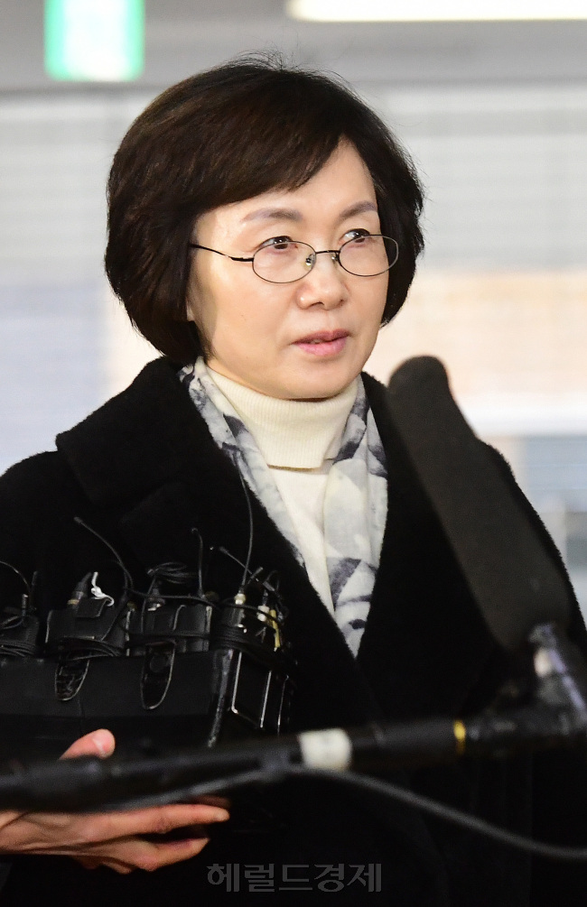 업무방해 혐의로 구속영장이 청구된 최경희 전 이화여대 총장이 영장실질심사에 앞서 24일 오전 서울 대치동 특별검사 사무실에 출석하고 있다. 최 전 총장은 최순실씨의 딸, 정 유라씨의 입시와 학사 비리 전반을 주도한 의혹을 받고 있다. <br />정희조 기자/checho@heraldcorp.com  170124
업무방해 혐의로 구속영장이 청구된 최경희 전 이화여대 총장이 영장실질심사에 앞서 24일 오전 서울 대치동 특별검사 사무실에 출석하고 있다. 최 전 총장은 최순실씨의 딸, 정 유라씨의 입시와 학사 비리 전반을 주도한 의혹을 받고 있다.
정희조 기자/checho@heraldcorp.com  170124
