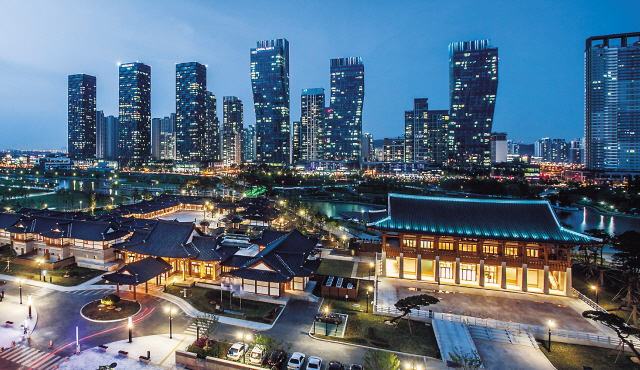 드라마 ‘도깨비’ 속 ‘경원재 앰배서더호텔’(위)과 ‘푸른 바다의 전설’ 속 ‘트라이볼’ 등 인천의 촬영지가 드라마 인기에 힘입어 찾는 발길들이 많아졌다.