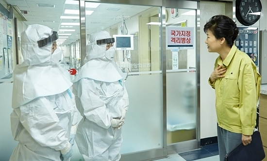 President Park Geun-hye visits a medical facility during the MERS outbreak (Yonhap)