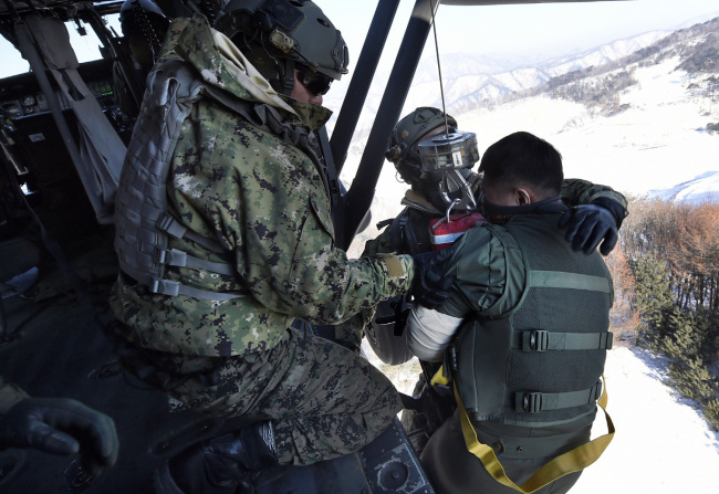 South Korean and US military Air Forces personnel conduct joint drill on rescuing downed pilots in enemy territory (Yonhap)