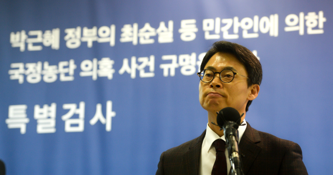 Assistant special counsel Lee Kyu-chul speaks to the press during a briefing (Yonhap)