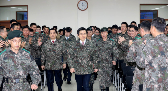 Acting President and Prime Minister Hwang Kyo-ahn (center) makes a visit to the Korea Army Training Center in Nonsan accompanied by Defense Minister Han Min-koo, Army Chief of Staff Gen. Jang Jun-kyu and Kim Kyou-hyun, the chief presidential secretary for foreign affairs and security (Yonhap)