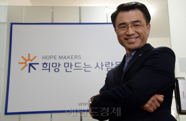 국내 최초로 모자(母子)가 생존 시 신장을 타인에게 기증한 엄해숙ㆍ윤현중 씨 모자(왼쪽사진)와 파산자들의 구제를 위해 설립된 사회공헌기업 ‘희망 만드는 사람들’의 서경준 부장. 안훈 기자/rosedale@