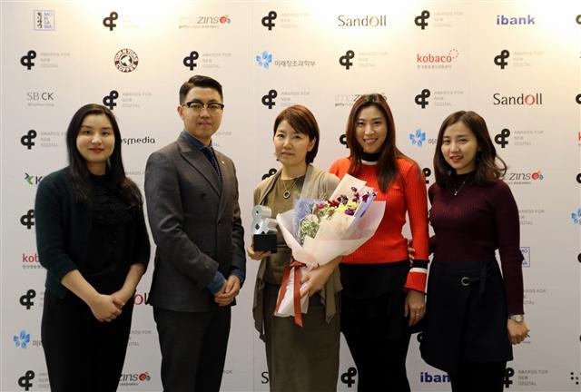 한화갤러리아(대표 황용득) 갤러리아면세점은 지난해 10월 진행한 ‘골든찬스 인 더 골드바’ 가 국내 최대의 디지털 미디어 광고제인 ‘2016 앤어워드(&Award)’에서 디지털AD 부문 기업분야 위너<사진>에 선정됐다고 25일 밝혔다.
디지털기업협회가 주관하고 미래창조과학부가 공식 후원하는 앤어워드는 업계 전문가로 구성된 심사위원단이 매년 디지털 광고나 미디어 부문에서 좋은 성과를 낸 기업이나 단체를 선정해 발표한다.
골든찬스 광고 영상은 이번 앤어워드 외에도 지난해 12월 중국에서 열린 ‘제 5회 유쿠 어워드’에서 해외우수마케팅상을 수상하기도 했다. 이 상은 과거 애플, 삼성전자 등이 수상한바 있으며, 국내 면세점 중에서는 갤러리아면세점이 유일하게 수상하는 영예를 얻었다.  이정환 기자/attom@