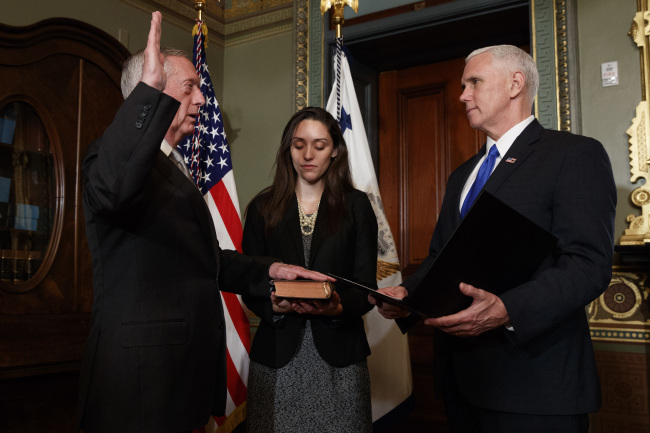 Marine Corps General James Mattis (left) is sworn-in as Defense Secretary by Vice President Mike Pence (Yonhap)