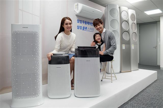 삼성전자 모델들이 25일 서울 태평로 삼성본관에서 2017년형 ‘무풍에어컨’과 공기청정기 ‘블루스카이’ 신규 라인업을 소개하고 있다.  이번에 출시되는 ‘무풍에어컨’은 기존 대비 에너지효율을 높이고 인공지능 기술을 접목해 더욱 스마트하게 진화했다.  [사진제공=삼성전자]