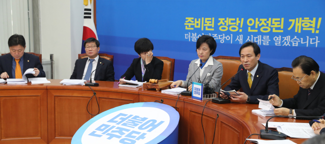 Floor leader Rep. Woo Sang-ho (second from right) of the Democratic Party of Korea (Yonhap)