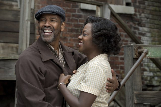 Denzel Washington (left) and Viola Davis in a scene from “Fences” (AP-Yonhap)