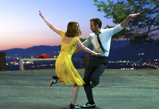 Ryan Gosling (right) and Emma Stone in a scene from “La La Land” AP-Yonhap)