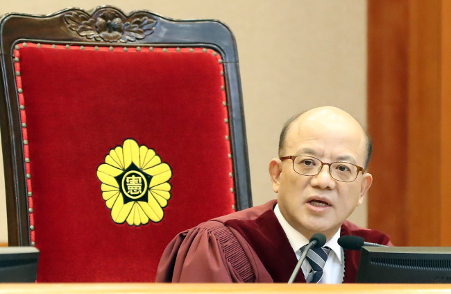 Chief Justice Park Han-chul on Wednesday speaks at the ninth hearing of President Park Geun-hye’s impeachment trial. His term is to end Tuesday (Yonhap)