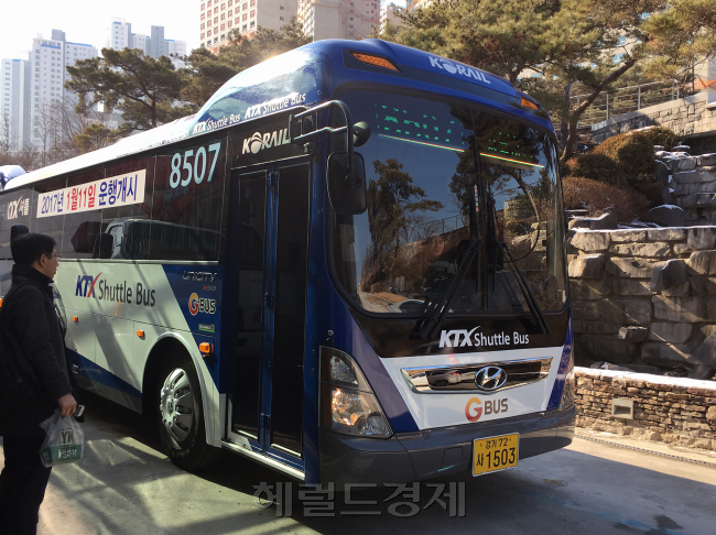 사당~광명역간 KTX셔틀버스는 지난 22일 누적 이용객 1만명을 넘었다. 주중 이용실적은 운행을 시작한 지난 11일 첫 주보다 125% 상승했다. 시간적 거리가 짧아지고 프리미엄급 서비스 덕분이었다(왼쪽 사진). 광명역에서 KTX를 내린 후 KTX셔틀버스 탑승까지는 길게 잡아 약 5분. 동ㆍ서편에 정류장이 있어 어느 방향으로 나가더라도 탑승하기 쉬웠다. 곳곳에 배치된 안내문과 직원들의 친절한 설명은 덤이었다.  정찬수 기자/andy@heraldcorp.com