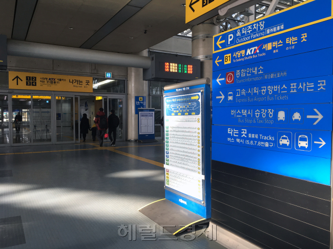 사당~광명역간 KTX셔틀버스는 지난 22일 누적 이용객 1만명을 넘었다. 주중 이용실적은 운행을 시작한 지난 11일 첫 주보다 125% 상승했다. 시간적 거리가 짧아지고 프리미엄급 서비스 덕분이었다(왼쪽 사진). 광명역에서 KTX를 내린 후 KTX셔틀버스 탑승까지는 길게 잡아 약 5분. 동ㆍ서편에 정류장이 있어 어느 방향으로 나가더라도 탑승하기 쉬웠다. 곳곳에 배치된 안내문과 직원들의 친절한 설명은 덤이었다.  정찬수 기자/andy@heraldcorp.com