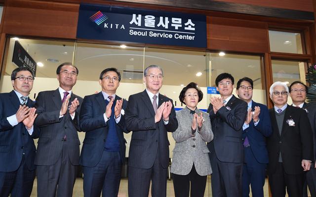 한국무역협회 서울사무소 개소식에 참여한 김인호(왼쪽 네번째) 회장이 신연희 강남구청장(왼쪽 다섯번째)등과 함께 지역 밀착 서비스가 가능하게 된 것을 축하하고 있다.
[사진제공=무역협회]
