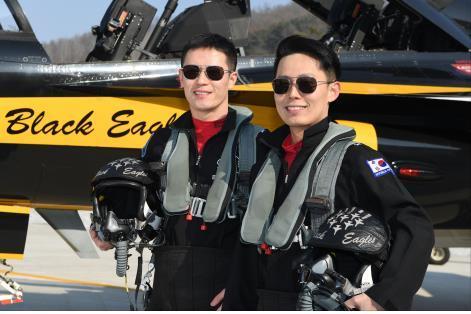 T-50B 항공기 앞에 서 있는 블랙이글스 형제 조종사 강성현(왼쪽) 소령과 강성용 대위
